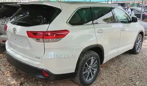 Toyota Highlander XLE 4x4 V6 (3.5L 6cyl 8A) 2018 Off white