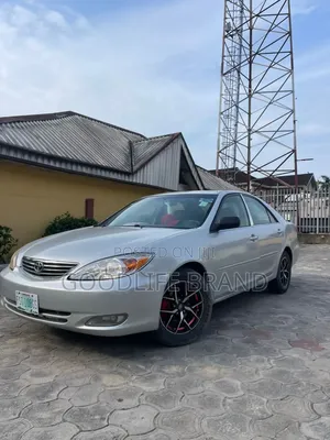 Toyota Camry XLE 4dr Sedan (2.4L 4cyl 5A) 2005 Silver