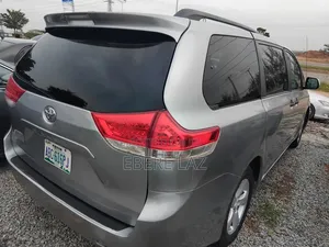 Toyota Sienna 2011 Silver