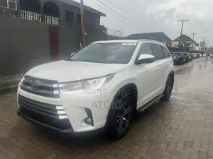 Toyota Highlander XLE 4x4 V6 (3.5L 6cyl 8A) 2018 White