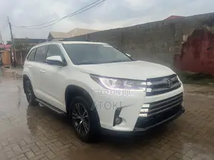 Toyota Highlander XLE 4x4 V6 (3.5L 6cyl 8A) 2018 White