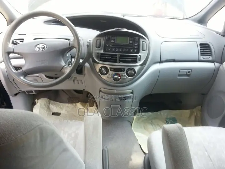 Toyota Previa 2000 Blue