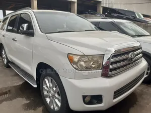 Toyota Sequoia Platinum 4dr SUV 4WD (5.7L 8cyl 6A) 2011 White