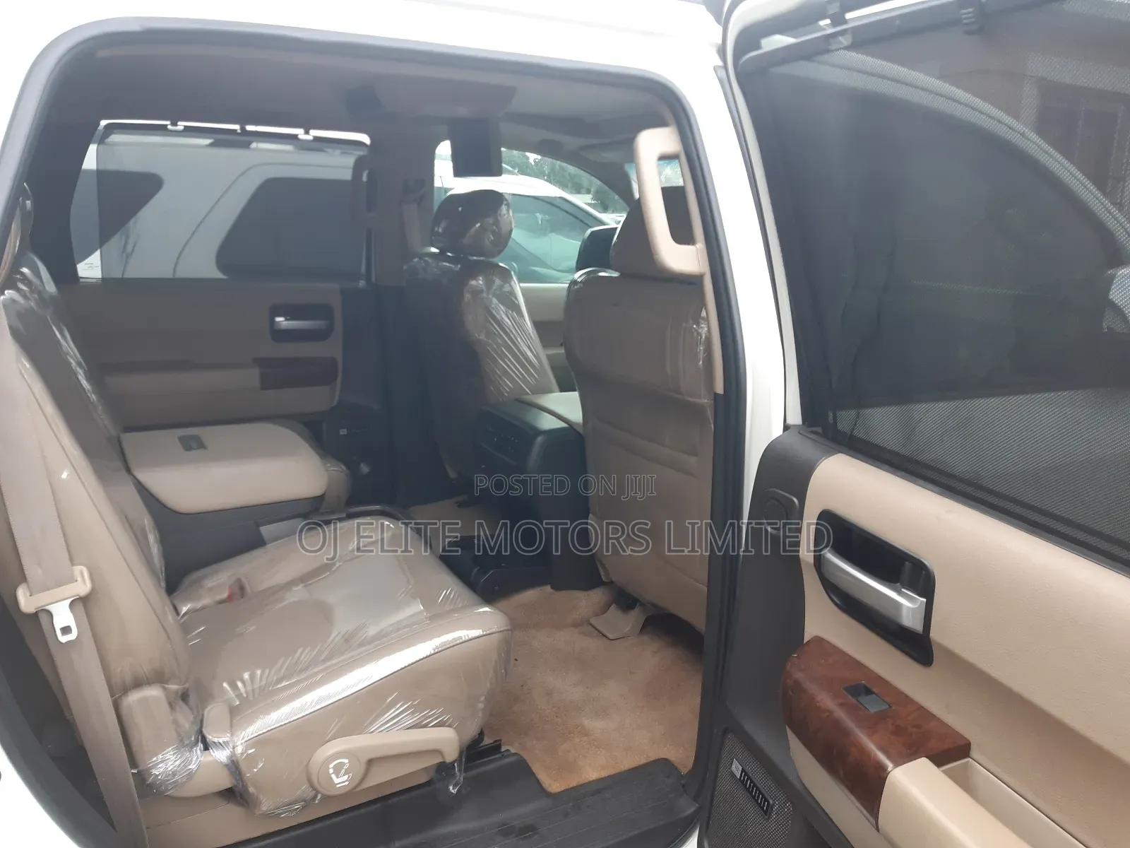 Toyota Sequoia Platinum 4dr SUV 4WD (5.7L 8cyl 6A) 2011 White