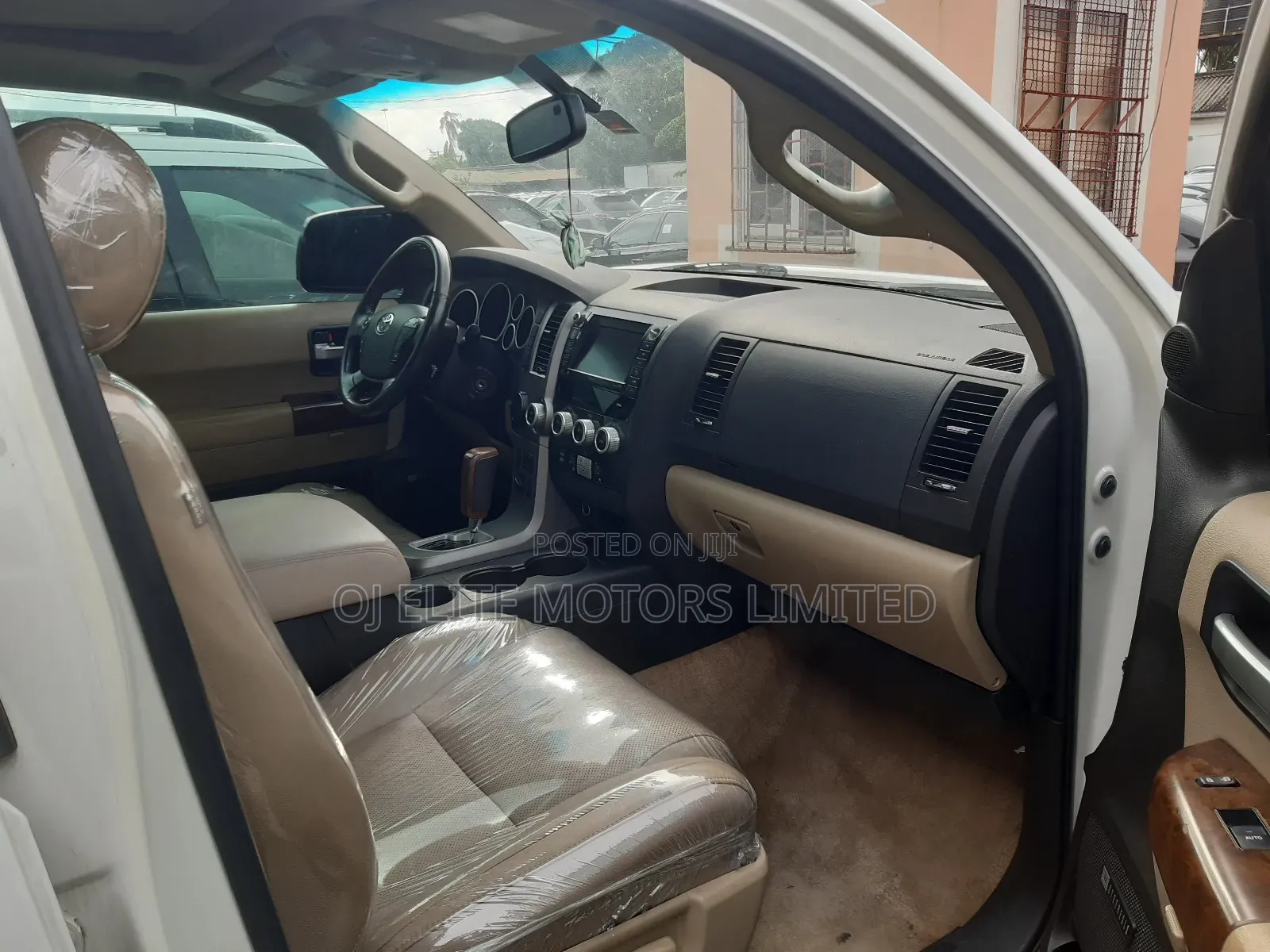 Toyota Sequoia Platinum 4dr SUV 4WD (5.7L 8cyl 6A) 2011 White