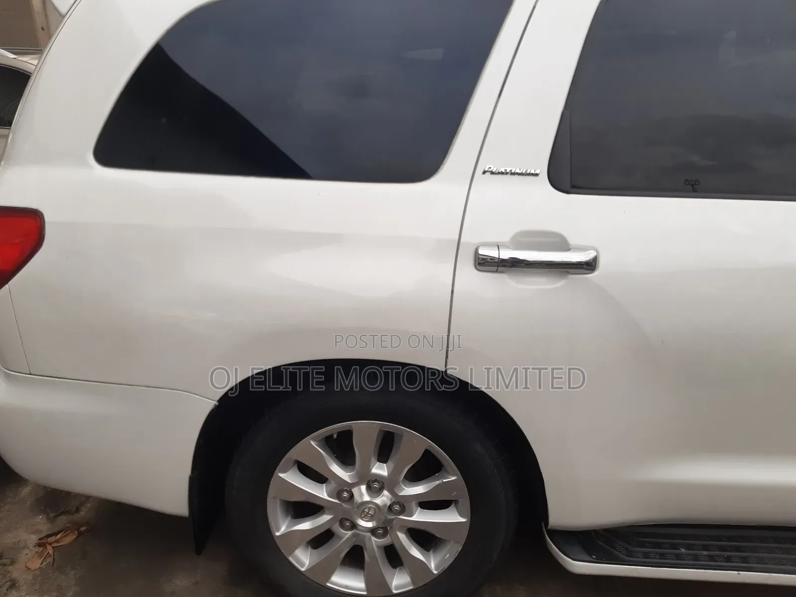 Toyota Sequoia Platinum 4dr SUV 4WD (5.7L 8cyl 6A) 2011 White