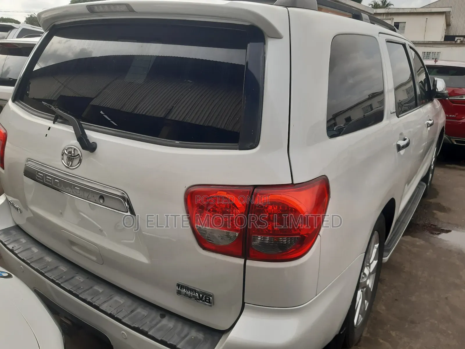 Toyota Sequoia Platinum 4dr SUV 4WD (5.7L 8cyl 6A) 2011 White