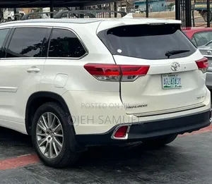 Toyota Highlander LE Plus V6 4x2 (3.5L 6cyl 6A) 2016 White