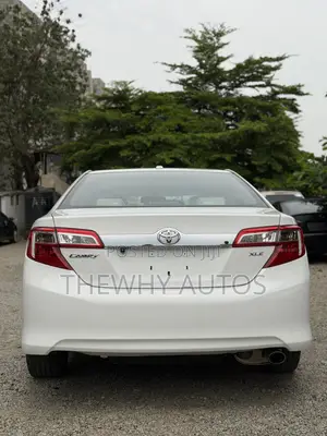 Toyota Camry XLE 4dr Sedan (2.5L 4cyl 6A) 2012 White