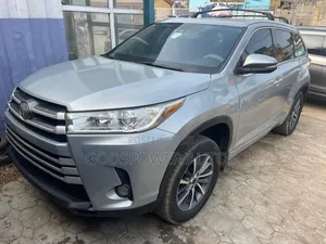 Toyota Highlander XLE 4x4 V6 (3.5L 6cyl 8A) 2018 Silver