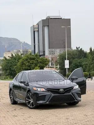 Toyota Camry SE FWD (2.5L 4cyl 8AM) 2018 Black