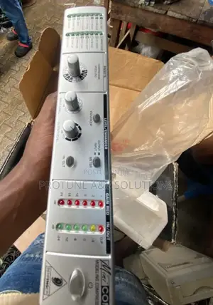 Behringer Minicom