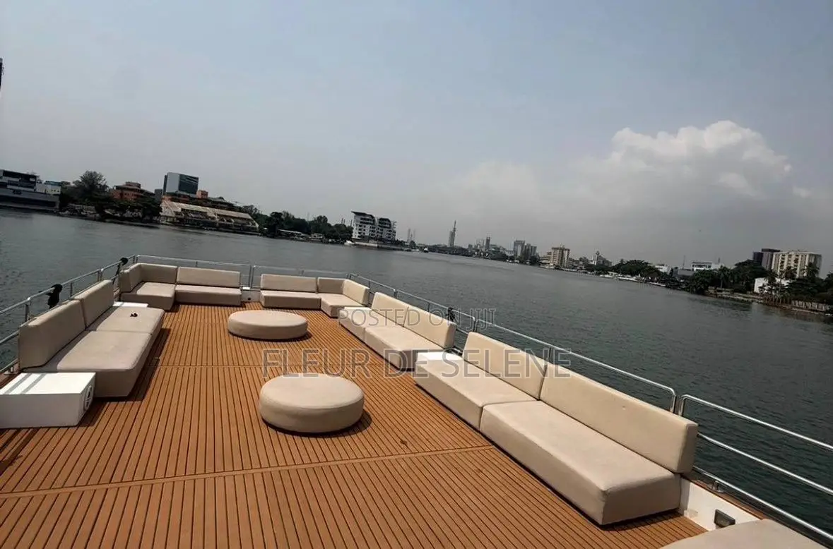 30/35 Sitters House Boat Available For Hourly Rent