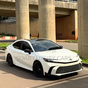 Toyota Camry SE 2025 White