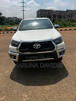 Toyota Hilux 2022 White