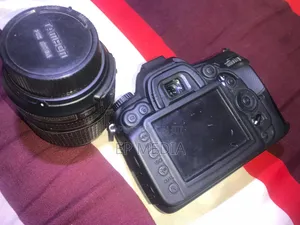 Nikon D7000 DSLR Camera + Lens
