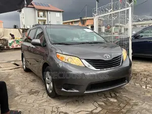 Toyota Sienna 2011 Gray