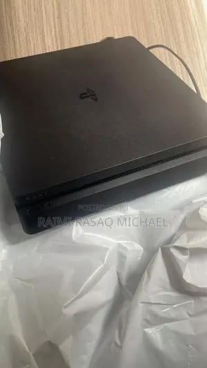 Playstation 4 Slim With Two Pads and 6 Installed Games