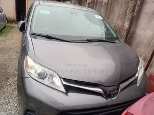 Toyota Sienna SE (3.5L 6cyl 8A) 2018 Gray