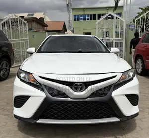 Toyota Camry SE (2.5L 4cyl 8A) 2019 White