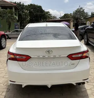Toyota Camry SE (2.5L 4cyl 8A) 2019 White