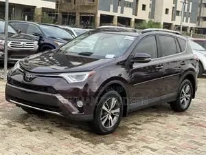 Toyota RAV4 XLE 4dr SUV (2.5L 4cyl 6A) 2018 Burgundy