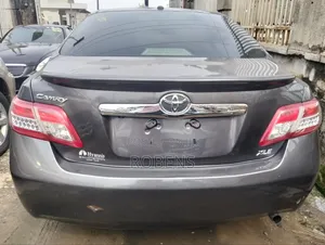 Toyota Camry XLE 4dr Sedan (2.5L 4cyl 6A) 2011 Gray