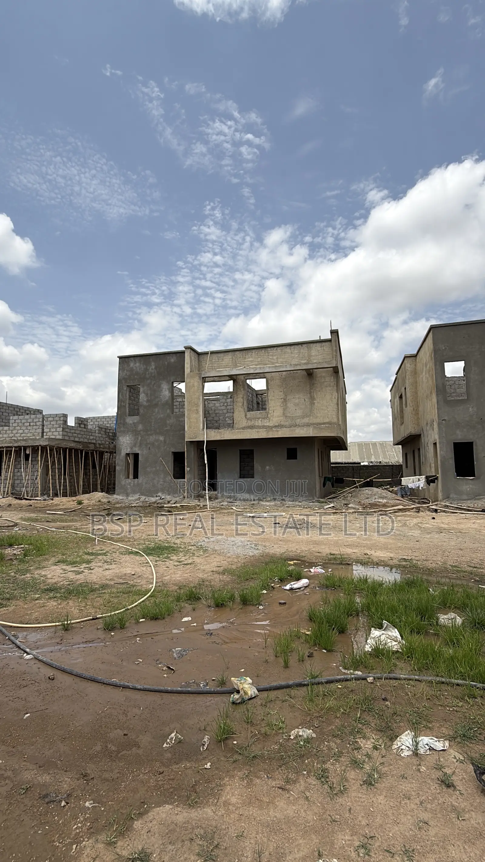 4 Bedrooms Fully Detached Duplex With a Boys Quarters,