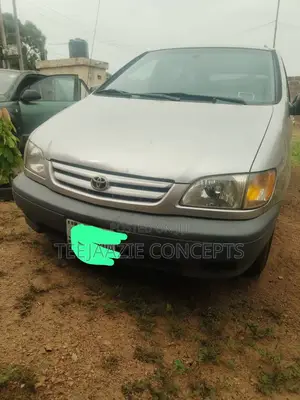 Toyota Sienna 2000 Gray