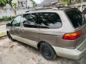 Toyota Sienna LE & 1 hatch 2000 Brown