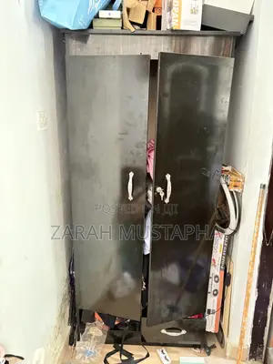 Brown Wadrobe in Good Condition