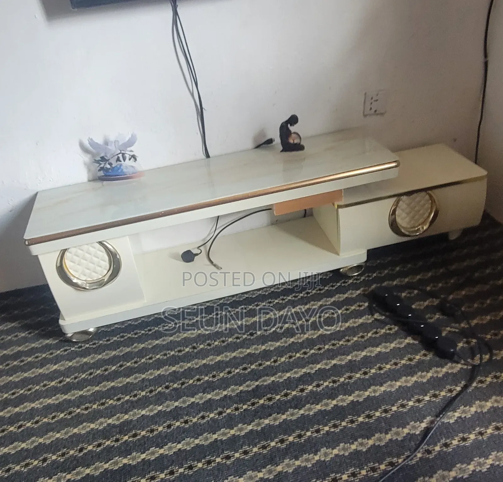 Important Center Table and Tv Stand