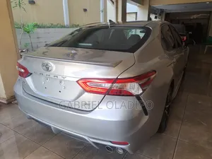 Toyota Camry SE FWD (2.5L 4cyl 8AM) 2018 Silver