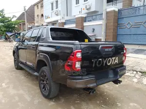 Toyota Hilux 2025 Black