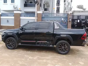 Toyota Hilux 2025 Black