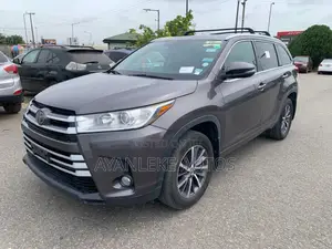 Toyota Highlander XLE 4x4 V6 (3.5L 6cyl 8A) 2017 Gray