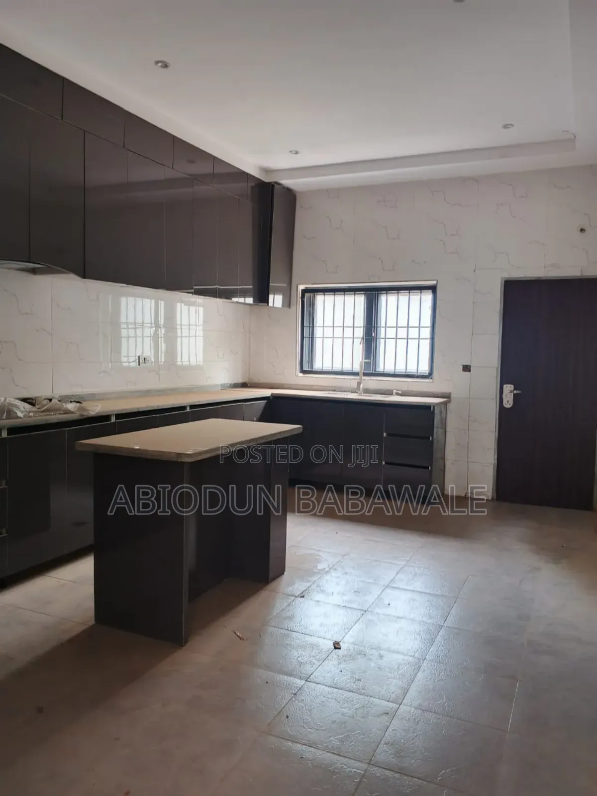 4 Bedrooms Terrace Duplex Office Use