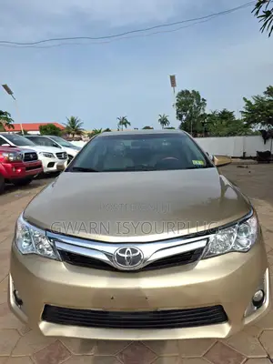 Toyota Camry XLE 4dr Sedan (2.5L 4cyl 6A) 2013 Gold