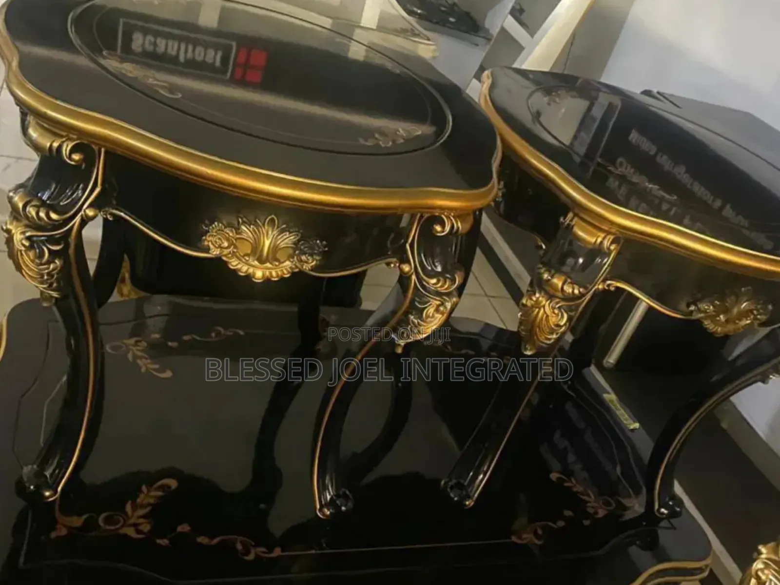 Royal Table With Stools
