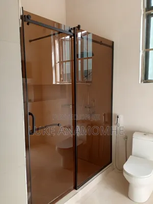 Cubicle Shower