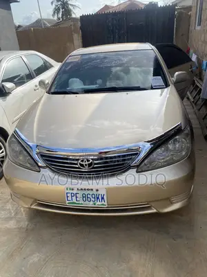 Toyota Camry LE 4dr Sedan (2.4L 4cyl 5A) 2005 Gold