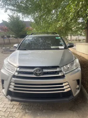 Toyota Highlander XLE 4x4 V6 (3.5L 6cyl 8A) 2018 Silver