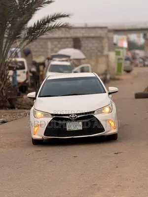 Toyota Camry SE 4dr Sedan (2.5L 4cyl 6A) 2015 White
