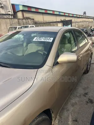 Toyota Camry LE 4dr Sedan (2.5L 4cyl 6AM) 2010 Gold