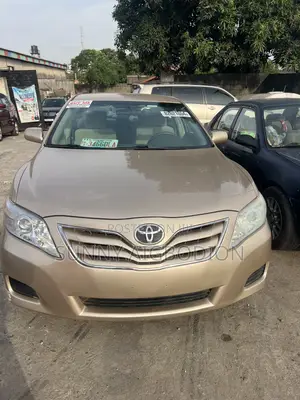 Toyota Camry LE 4dr Sedan (2.5L 4cyl 6AM) 2010 Gold