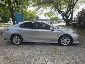 Toyota Camry 2018 Silver