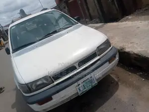 Mitsubishi SpaceRunner 2000 White