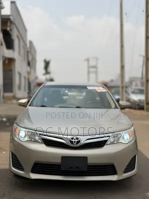 Toyota Camry LE 4dr Sedan (2.5L 4cyl 6A) 2014 Gold