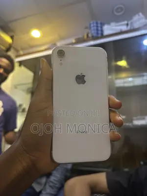 Apple iPhone XR 64 GB White