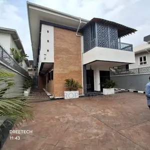 5bdrm Mansion in Lekki Phase 1 for sale